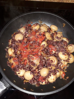 Una foto de Arroz rojo con champiñón