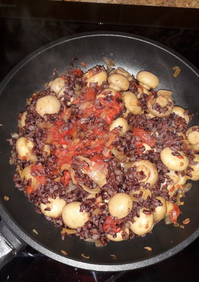 Una foto de Arroz rojo con champiñón