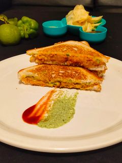 વેજ ચીઝ સેન્ડવીચ.(Veg Cheese Sandwich Recipe in Gujarati) રેસીપી મુખ્ય ફોટો