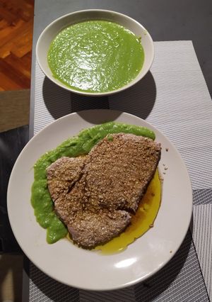 Foto di Tonno al sesamo e crema di piselli