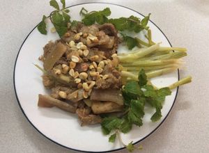 Hình của món Thịt lợn rừng Ba Tri hấp sả, gừng.