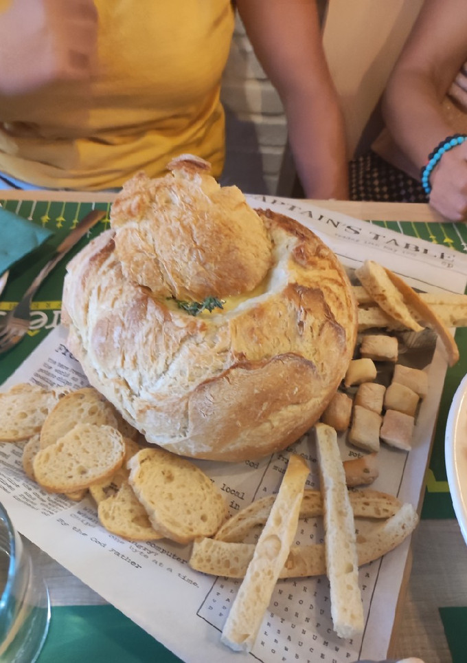 Una foto de Fondue de queso en pan payés