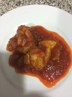 Una foto de Muslos y alas de pollo deshuesado con pimiento, berenjena y tomate
