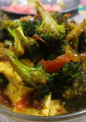 A picture of Broccoli with tofu.