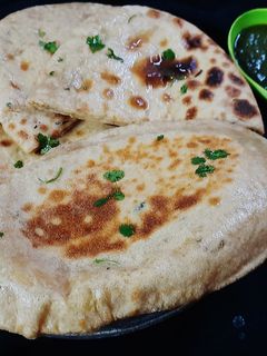 स्टफ्ड तंदूरी आलू पराठा (stuffed tandoori aloo paratha recipe in Hindi) रेसिपी मुख्य फोटो