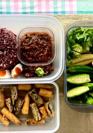 รูปของ เมนูข้าวกล่อง🍚น้ำพริกลงเรือสูตรถั่วเน่าแคปเคียงไข่เค็ม🍄เห็ดออรินจิหวาน🌽🥬ผักทอดและผักลวก🌶️🫛🌶️🧄