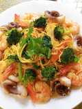 Mì trứng xào tôm,bạch tuộc và rau củ