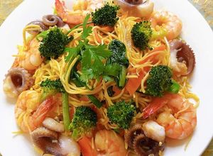 Hình của món Mì trứng xào tôm,bạch tuộc và rau củ.