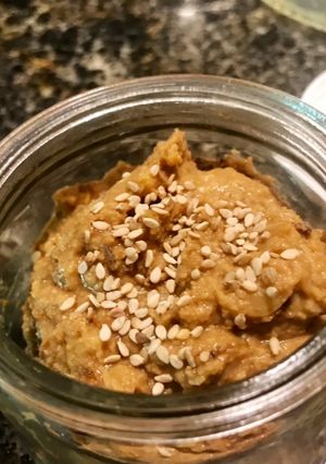 Una foto de Hummus (garbanzos) con tomates secos