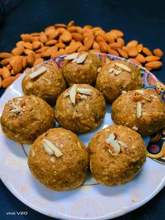 गोंद के लड्डू (gond ke laddu recipe in hindi) रेसिपी मुख्य फोटो