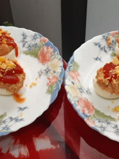 Una foto de Huevos rellenos de pollo (aprovechamiento)