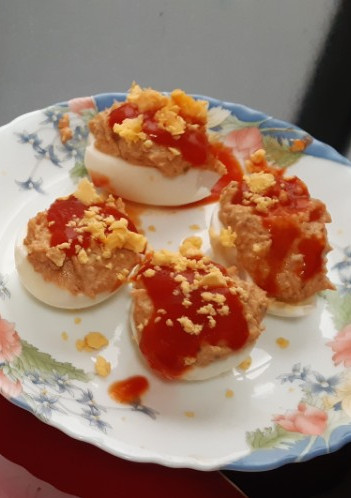 Una foto de Huevos rellenos de pollo (aprovechamiento)