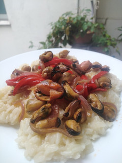Una foto de Mejillones salteados con arroz