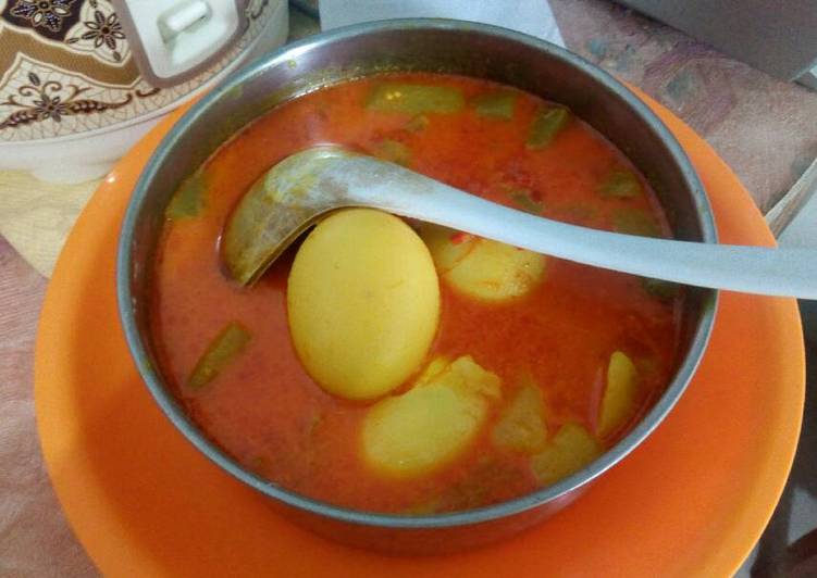 Bagaimana Membuat Kari telur ayam yang Enak