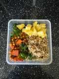 Lunch box- quinoa, bataty, ciecierzyca i ananas