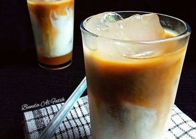 Resep Es kopi susu "janji jiwa" oleh Bunda Al Fatih - Cookpad