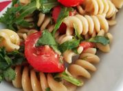 Una foto di pasta con la rucola