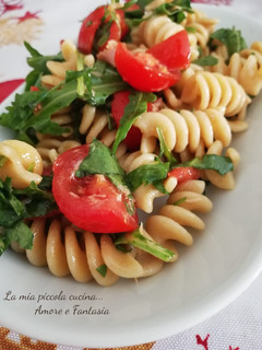 Foto di Fusilli integrali con rucola, pomodorini e tonno