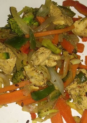 Una foto de Salteado de verduras y pollo