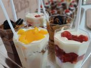 Una foto de postres con crema de leche vaso