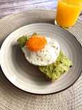 Tostadas de guacamole con huevo a la plancha y zumo de naranja