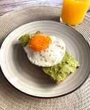 Tostadas de guacamole con huevo a la plancha y zumo de naranja