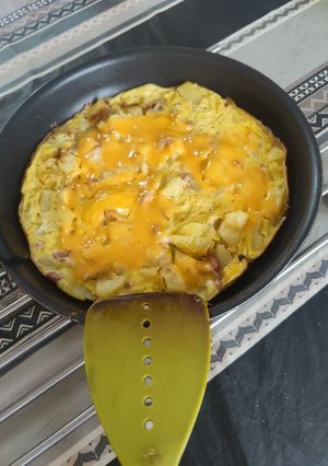 Une photo de Omelette aux pommes de terre lardons et cheddar