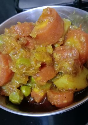 A picture of Aloo Gajar Matar Sabzi.