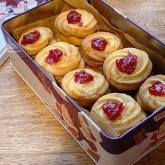 A picture of Rhubarb jam piped biscuits ❤️.