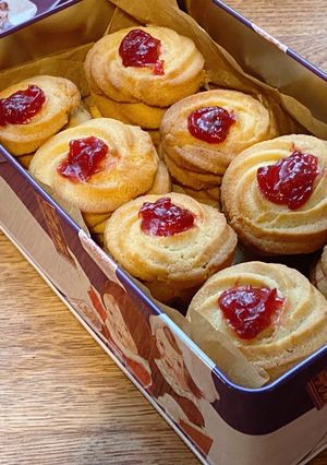 A picture of Rhubarb jam piped biscuits ❤️.
