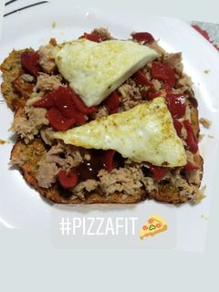 Una foto de Pizza fit base de brócoli y pimiento del piquillo