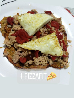 Una foto de Pizza fit base de brócoli y pimiento del piquillo