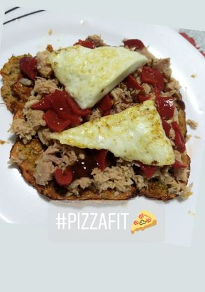 Una foto de Pizza fit base de brócoli y pimiento del piquillo