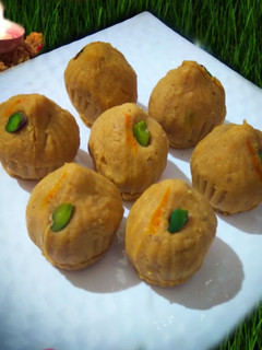 बेसन के मोदक(besan ke modak recipe in hindi) रेसिपी मुख्य फोटो