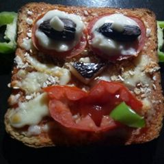 A picture of Monster face pizza.