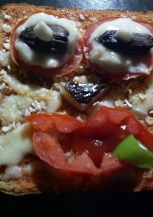 A picture of Monster face pizza.