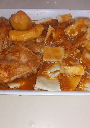 Una foto de Ravioles con salsa y pollo