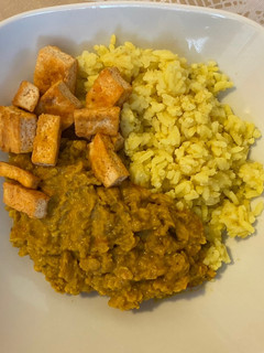 Vöröslencse curry recept fotója