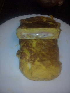 Una foto de Rollo de tortilla de patatas relleno de beicon, jamón york y queso