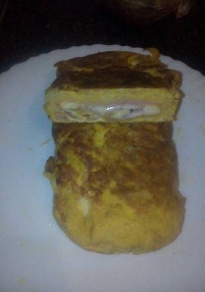 Foto principal de Rollo de tortilla de patatas relleno de beicon, jamón york y queso