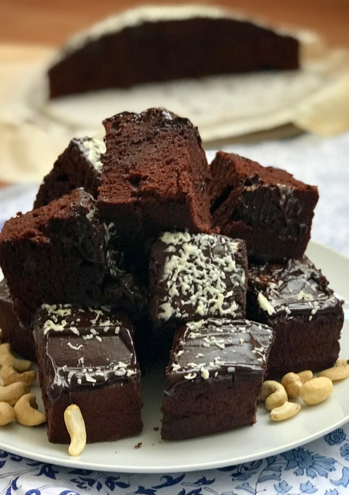 Una foto de Bizcocho de chocolate con chocolate y más chocolate en thermomix