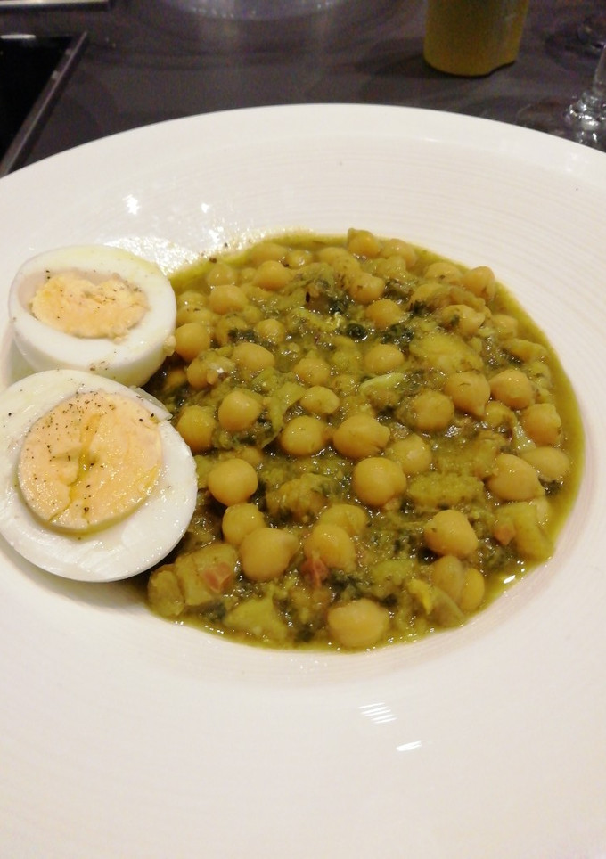 Una foto de Garbanzos Con Bacalao