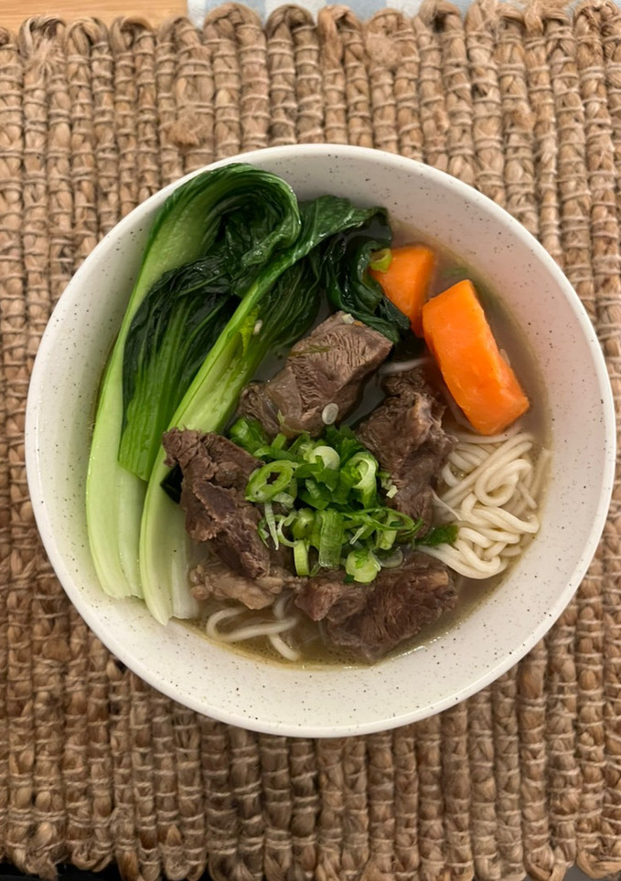 A picture of Clear broth stewed beef noodles (清燉牛肉麵) 🥢.