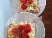 Una foto de tostada con queso