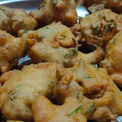 A picture of Kanda Bhajiya.