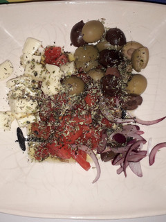 Una foto de Ensalada de Tomates, Cebolla, Aceitunas y Queso