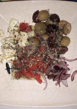 Una foto de Ensalada de Tomates, Cebolla, Aceitunas y Queso