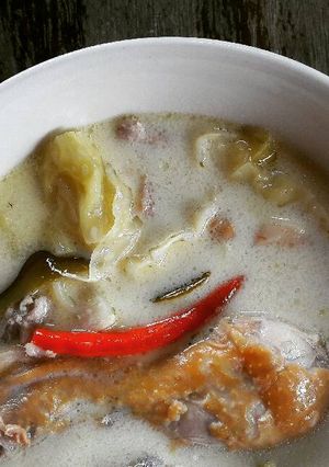 รูปของ ต้มข่าไก่ ใส่ขาไก่ ในชามกาไก่