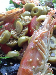 Una foto de Ensalada con gambas a la plancha