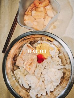 Hình của món Eat clean (Ức gà áp chảo + trứng rán + súp lơ luộc).